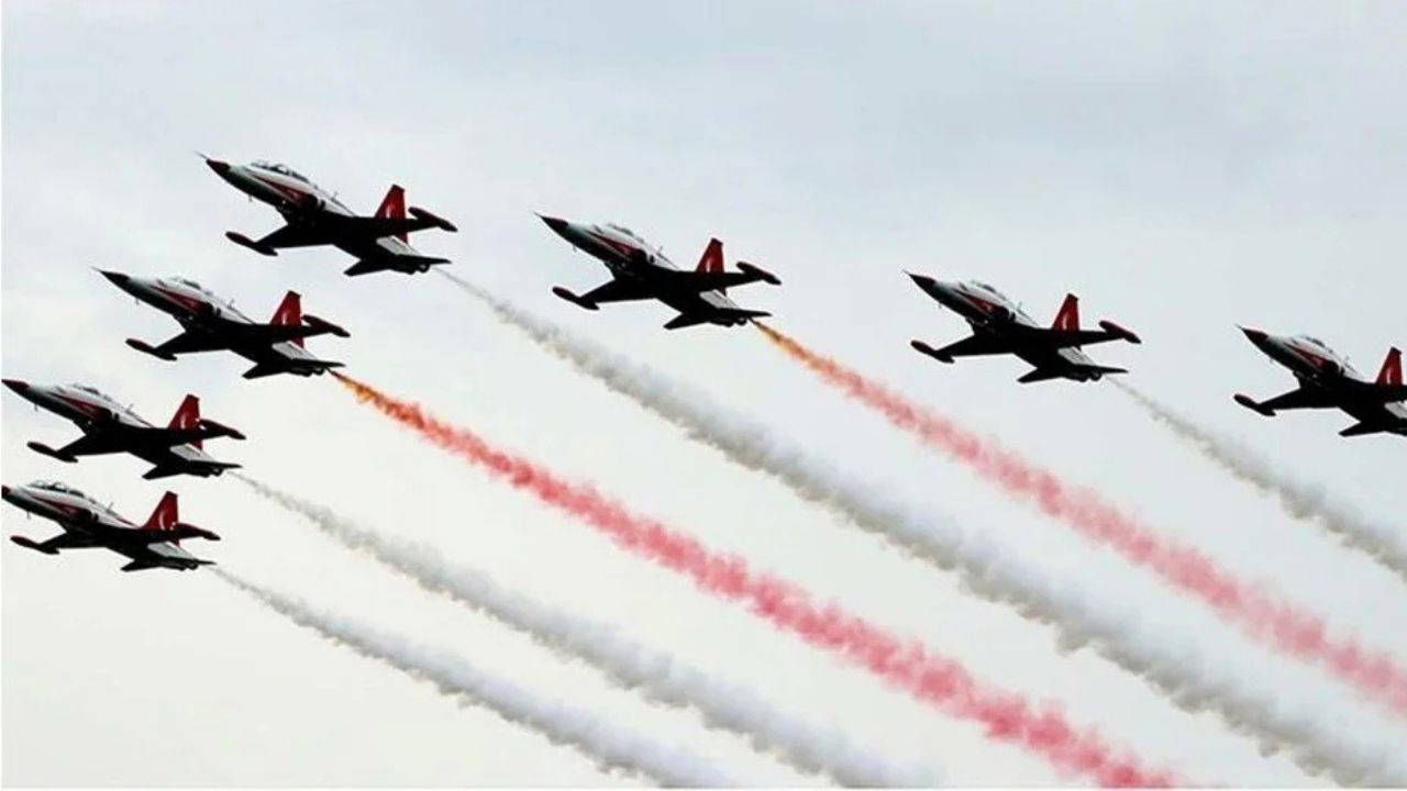 29 ekim cumhuriyet bayrami soloturk ve turk yildizlari gosteri ucusu nerede ne zaman hTCcUm8u.jpg